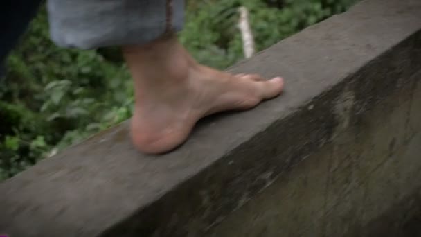 De mano de un hombre descalzo caminando y balanceándose en una pared — Vídeo de stock