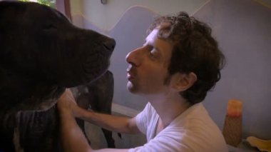 Danua köpeğini ona banyo sırasında konuşan bir adam ağır çekim