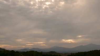 Meksika Timelapse günbatımı güneş ışınları ile Dağları üzerinde