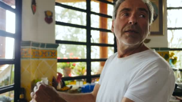 Ελκυστική μωρό boomer αρσενικό κάνοντας πίτσα με το χέρι στο σπίτι του, ενώ μιλώντας — Αρχείο Βίντεο