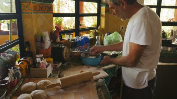 Etkin bir kıdemli ev yapımı domates sosu pizza hamur yayılır — Stok video