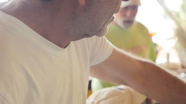 Aktiv senior visar upp hans okokt pizza till sina vänner på en fest utomhus — Stockvideo