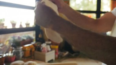 Çekici bir adam dışarı hamur el ile germe üzerinde tava