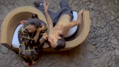 Erkek dansçı onu sevmeyi kadın ortağı ile yalvaran genel gider dolly