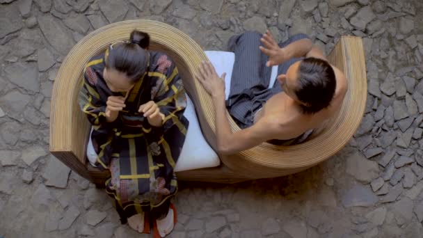 Japanese butoh dancer moving her head back and forth with a Mexican partner — Stock Video