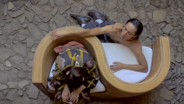 Boneca aérea de um butoh dançarinos em uma cadeira serpentina — Vídeo de Stock