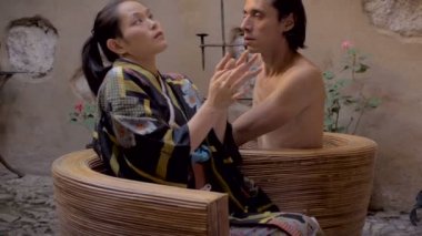 Sanki onlar şeytan tarafından sahip hareket iki butoh dansçı