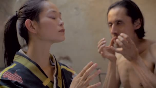 Un extraño romance entre dos bailarines étnicos mixtos de butoh — Vídeos de Stock