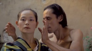 İki butoh dansçı ile yavaş hiper kontrollü hareketleri gerçekleştirme