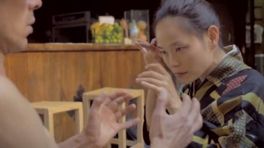 Meksikalı bir adam Dts bir restoranda yanındaki Japon kız vardı