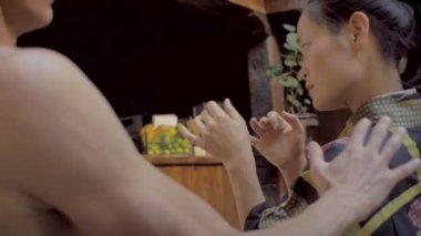 Meksika adam butoh gösteri esnasında bir Japon kadın sarılmaya gidiyor