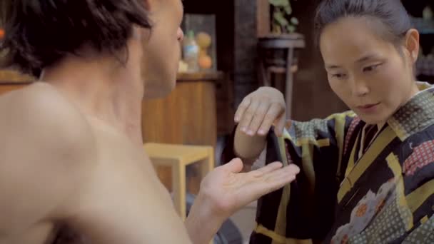 Σαγηνευτική ιαπωνική γυναίκα φλερτάρει με τα χέρια της με τον σύντροφό της — Αρχείο Βίντεο
