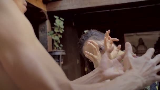 Desempenho de dança butoh japonês assustador com mostrando agonia e dor — Vídeo de Stock