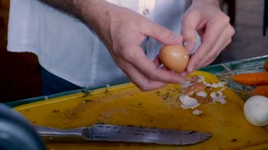 Orta yaşlı adam sert bir haşlanmış yumurta babasının yanında çalışırken peeling