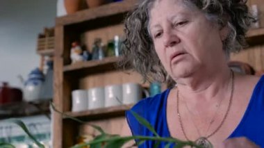 Baby boomer kadın kırmızı lilyum vurdu dolly kadar yakın düzenler