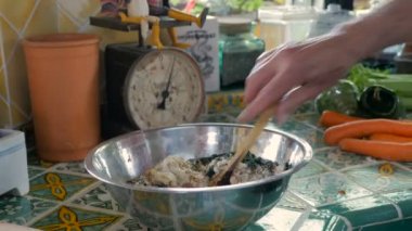 Bir adamın bir tahta kaşıkla matzo topu mix karıştırma yakın çekim