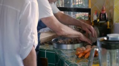 Bebek boomer üst düzey bir yumurta bir orta yaşlı adam izliyor ve öğrenir sırasında işleme