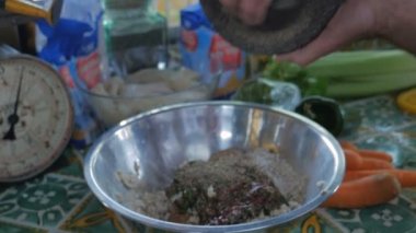 Toz biber harç ve havaneli matzo karışıma ekleyerek bir şef yakın çekim