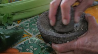 Up push-biber bir harç ile bileme bir adamın kapatın ve el ile havaneli