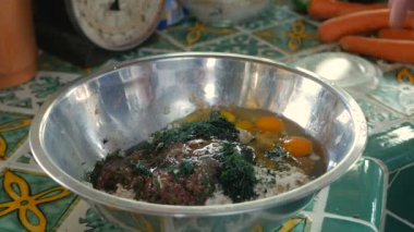 Matzo topu karışımı bir kase içinde ders tuz ekleyerek el yakın çekim