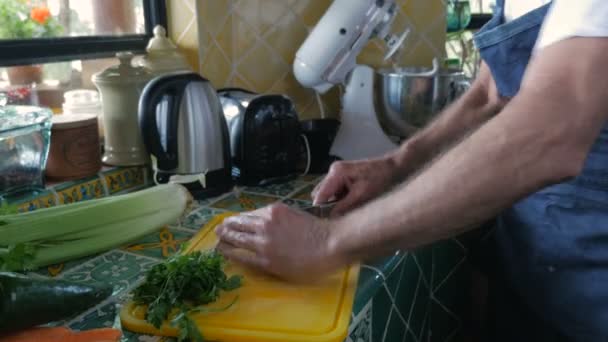 Портативный еврейский пожилой человек режет сырую печень ножом — стоковое видео