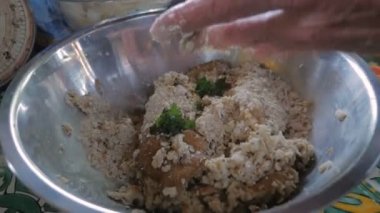 Kase kıyılmış karaciğer eklerken hazırlanmaktadır matzo topu karışımı yakın çekim