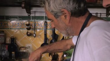 Bir yaşlı adam ve orta yaşlı adam iş birlikte ocağın