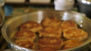 Ev yapımı gefilte Fısıh Bayramı için bir tavada kızartma balık seder - push