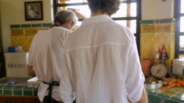 Baba ve oğul birlikte mutfakta çalışan elini tuttum