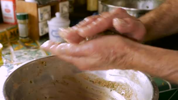 Close up de um homem fazendo bolas matzah com as mãos — Vídeo de Stock