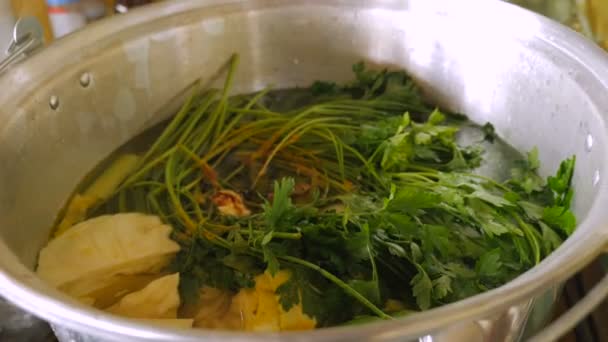 Close up de ervas de salsa em uma panela grande de sopa de frango — Vídeo de Stock