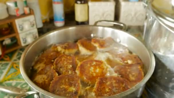 自家製ゲフィルテ ・ フィッシュを過ぎ越しの祭りのため調理すると大きな鍋で沸騰セダー — ストック動画