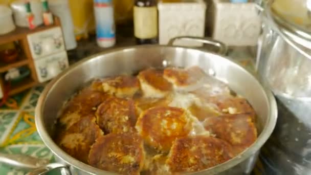 Pescado gefilte casero hirviendo en una olla grande mientras se cocina para un seder de pascua — Vídeo de stock