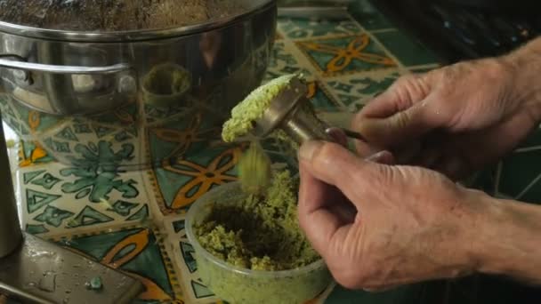 Primer plano de un hombre haciendo falafel casero y colocándolo en una sartén — Vídeos de Stock