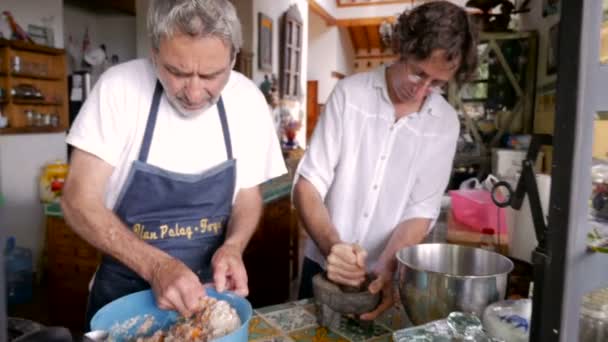 Push-in ' παλαιότερα πατέρα και γιου μαζί σε μια κουζίνα ένα γεύμα διακοπών — Αρχείο Βίντεο