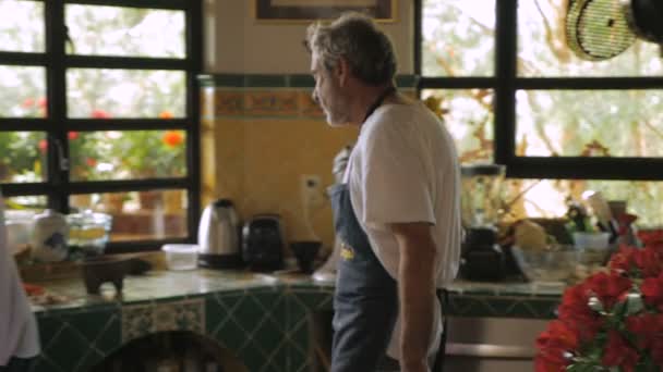 Медленное движение двух мужчин, работающих вместе на кухне, готовящих мацу или пиццу — стоковое видео