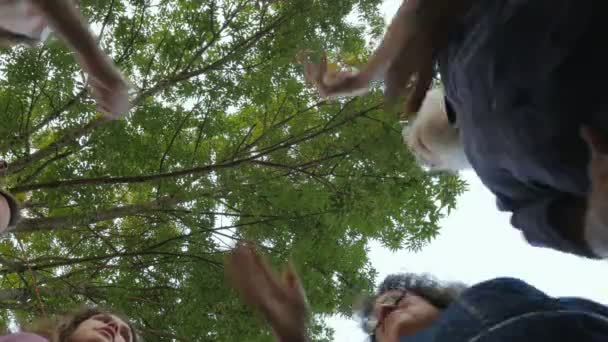 Змішана генеративна група людей висотою п'ять одне одного — стокове відео