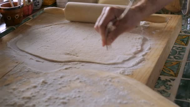 Vader zoon te zien hoe maak huisgemaakte maztah in slow motion — Stockvideo