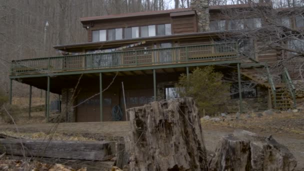 Log para casa na floresta durante o dia de inverno - estabelecendo dolly shot — Vídeo de Stock