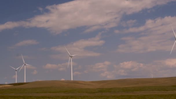 Slow motion köra skott av vindkraftverk på en vindkraftspark i Montana — Stockvideo