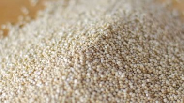 Pişmemiş Quinoa bir ahşap kesme tahtası üzerinde dönen yakın çekim