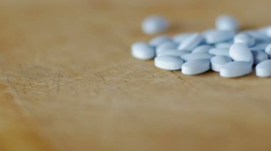 Ahşap atış düşük bir açıdan bir parçası üzerinde dönen mavi haplar