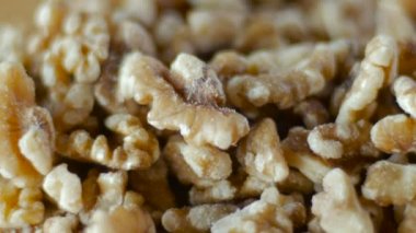 Ham kabuklu ceviz ahşap kesme tahtası üzerinde dönen yakın çekim