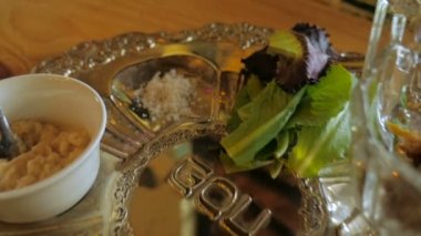 Ağır çekim sinek üzerinde gümüş Fısıh seder tabağı