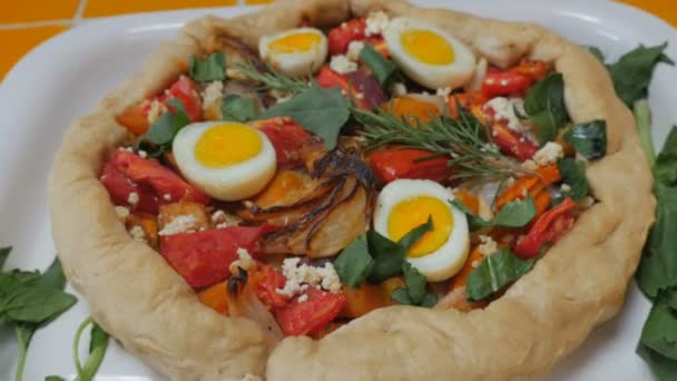 Pastel vegetariano casero con huevos, queso, tomates, cebollas y hierbas — Vídeos de Stock