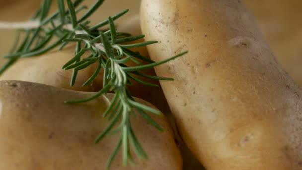 Close up van rozemarijn op aardappelen spinnen — Stockvideo