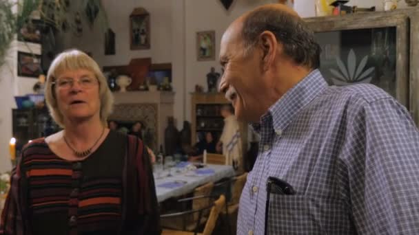 Старша пара сміється і посміхається під час спілкування — стокове відео