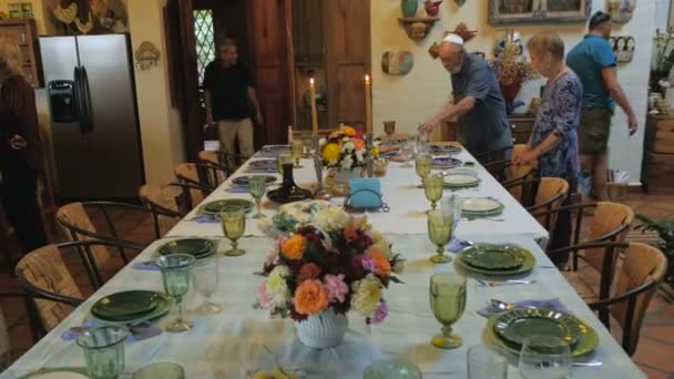 Tryck in av ett middagsbord när gästerna anländer till en påsk seder — Stockvideo