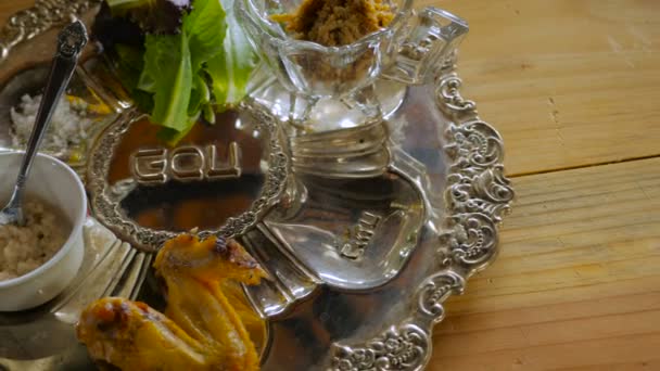 Een hand voegt een geroosterde hard gekookt ei aan een Pascha seder bord - dolly — Stockvideo