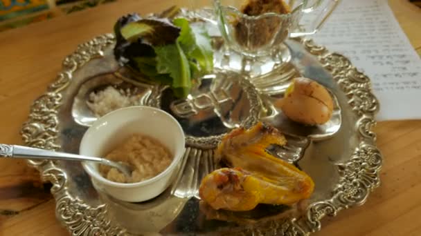 Pan over een Pascha seder bord aan de Haggada — Stockvideo